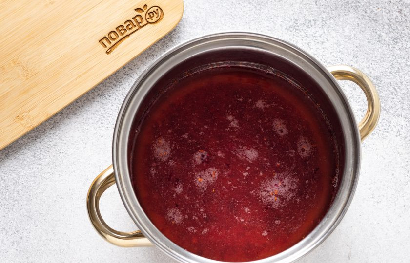 1. Этап. Морс из клюквы без сахара: Оставшийся клюквенный жмых переложите в кастрюлю, залейте водой и на среднем огне доведите до кипения.