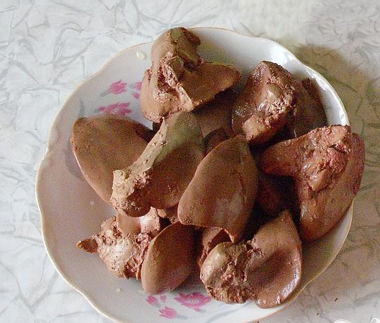 1. Этап. Печень с рисом и грибами: 3. Промываем печень и опускаем ее в кипящую воду. Воду сливаем после того как она немного прокипит. Воду сливаем и тщательно промываем печень. Воду сцеживаем и доливаем чистую. Добавляем сюда лаврового листа, луковицу и нарезанной моркови. Минут пятнадцать после того как закипит, варим на небольшом огне.