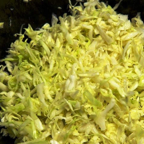 1. Этап. Салат Днестр: Капусту мелко шинкуем в крупную миску, посыпаем солью.