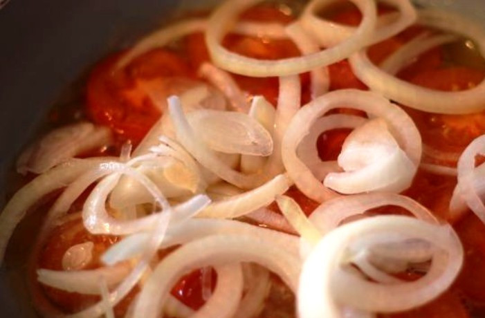 1. Этап. Паста с тунцом: Лук откиньте на дуршлаг и добавьте к помидорам.