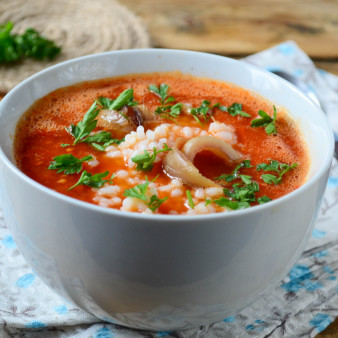 Томатный суп с перцем и рисом