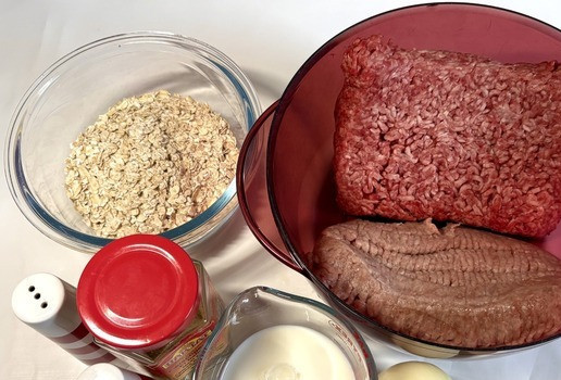 1. Этап. Котлеты из духовки диетические: Приготовить ингредиенты, лук почистить. Включить духовку для разогрева.