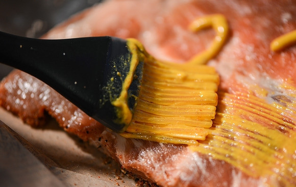 1. Этап. Свиные ребрышки с горчицей: 3. Вымойте мясо и удалите пленку на задней части каждого из ряда ребер. Смажьте мясо с помощью кисточки с двух сторон горчицей.