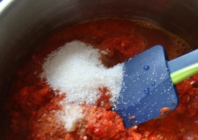 1. Этап. Паста чили: 5. Теперь отправляем все в емкость для тушения, добавляем соль, сахар и уксус и доводим до кипения, томим несколько минут на слабом огне.