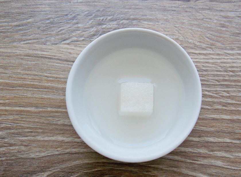 1. Этап. Зубровка в домашних условиях: В воду положите сахар и доведите до кипения. Снимите с огня и остудите.