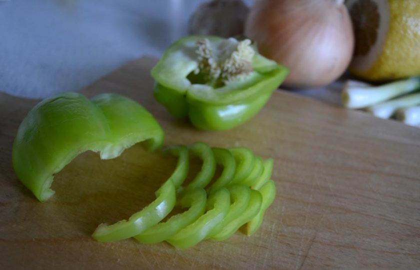 1. Этап. Грибы муэр: Тоненькой соломкой нарежьте сладкий перец.