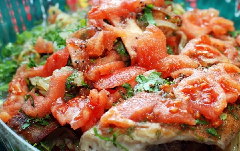 1. Этап. Запеченный окунь: Сверху выкладываем помидоры. Поливаем блюдо маринадом и отправляем в предварительно разогретую до 240 градусов духовку где-то на 40 минут. Каждые 5-7 минут следует обязательно поливать рыбу соком, который собирается в форме.