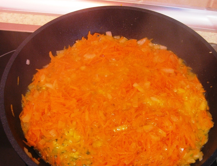 1. Этап. Ножка куриная в мешочке: Добавьте на сковороду тертую морковь