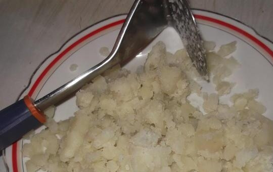 1. Этап. Капустняк украинский: Отдельно отварите картофель в подсоленной воде до готовности. Картошку почистите и растолките.