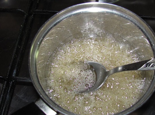 1. Этап. Конфеты из сахара: 2. Для начала сахар нужно залить водой и отправить на огонь. Довести до кипения и на медленном огне варить до тех пор, пока карамель не начнет менять цвет.