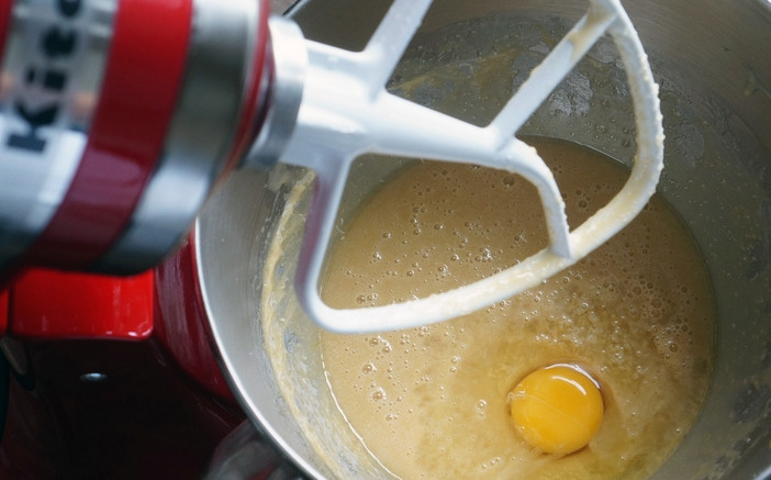 1. Этап. Торт с грушевым кремом: По одному вводим яйца.