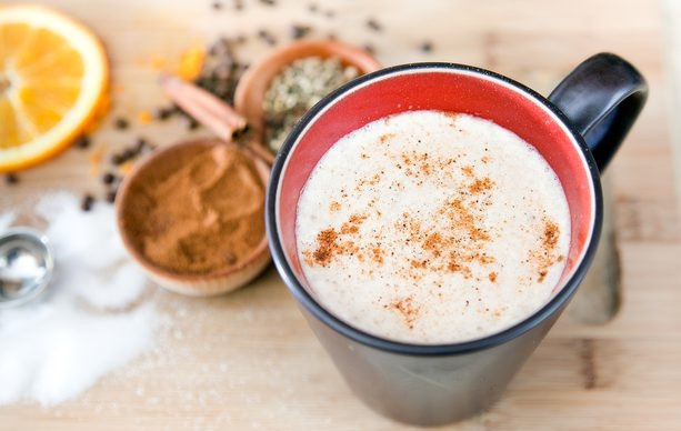 1. Этап. Пряный чай-латте Старбакс: 6. Украсьте напиток специями и сразу подавайте его. Приятного!