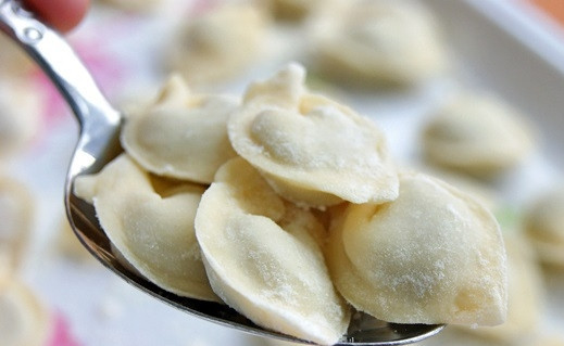 1. Этап. Дюшбара: 10. Готовые пельмешки выкладывайте на присыпанную мукой поверхность.