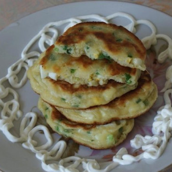 Оладьи с луком и яйцом на кефире