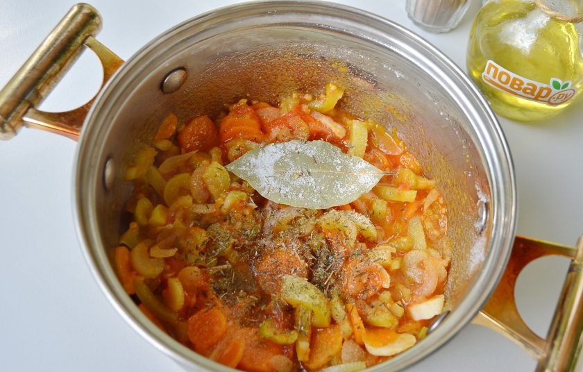 1. Этап. Итальянский чечевичный суп: 4. Добавьте помидоры к жареным овощам, а также тимьян, соль, сахар, лавровый лист, перец черный молотый и красный чили. Тушите 4-5 минут.