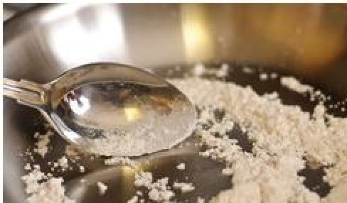 1. Этап. Жюльен в горшочках: Приступаем к приготовлению соуса. Нагреваем сковородку и подсушиваем на ней муку. Все время перемешиваем!!!