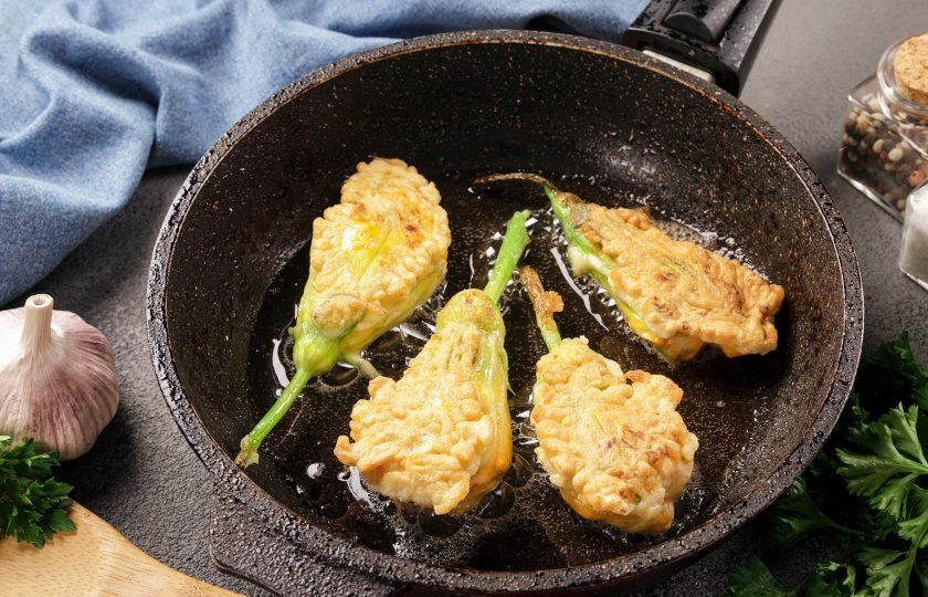 1. Этап. Цветы тыквы в кляре: Выложите в разогретую сковороду с маслом и обжарьте на небольшом огне с двух сторон до золотистого цвета.