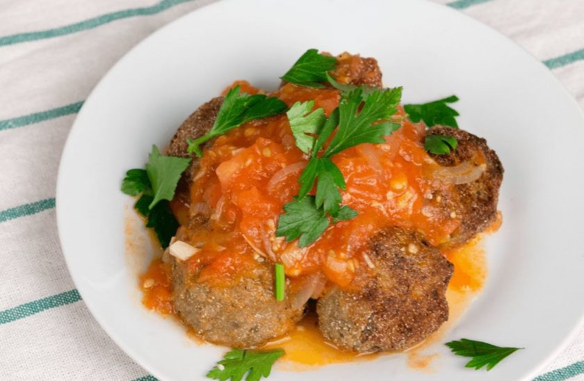 1. Этап. Тефтели в томатном соусе (вегетарианские): 6. Сформируйте руками тефтели, обваляйте их в панировочных сухарях и обжарьте на небольшом количестве растительного масла до золотистой корочки. Подавайте с томатным соусом. Приятного аппетита!