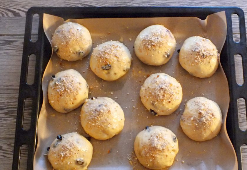 1. Этап. Булочки повышенной калорийности по ГОСТу: По истечении времени смажьте булочки взбитым яйцом, присыпьте верхушку измельченными орехами. Поставьте выпекаться в разогретую до 180 градусов духовку на 20-25 минут. Учитывайте особенности своей духовки.