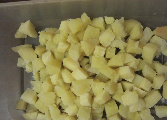 1. Этап. Салат с картошкой и солеными огурцами: 2. Очистите и нарежьте небольшими кубиками картофель. Выложите в салатник ( его лучше используете широкий, чтобы проще было заправлять и перемешивать салат).