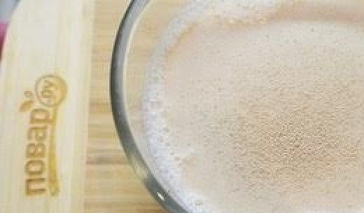 1. Этап. Тесто для блинов: 1. В теплое молоко добавьте сахар и дрожжи. Подождите 10 минут.