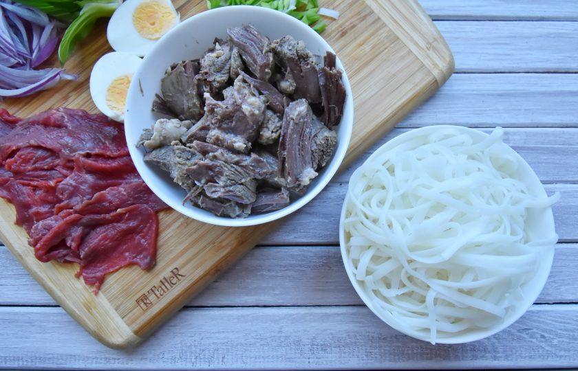 1. Этап. Фо бо (классический рецепт): Рисовую лапшу отварите, согласно инструкции на упаковке и откинув в дуршлаг, промойте холодной водой.