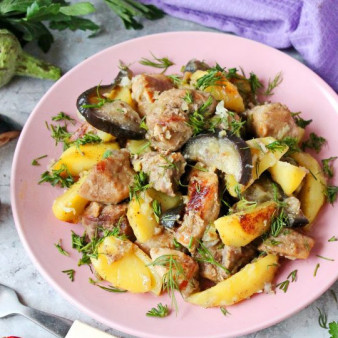 Мясо тушеное с картошкой и баклажанами