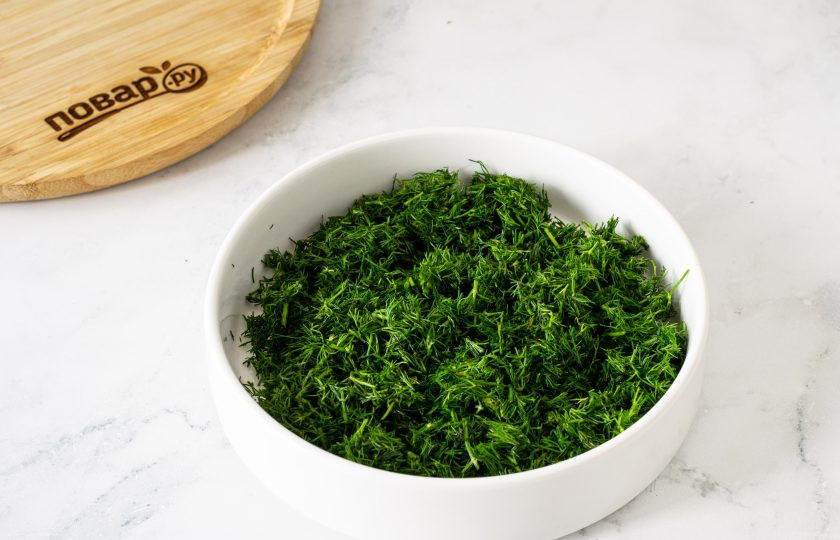 1. Этап. Укроп на зиму: Затем мелко порубите ножом.