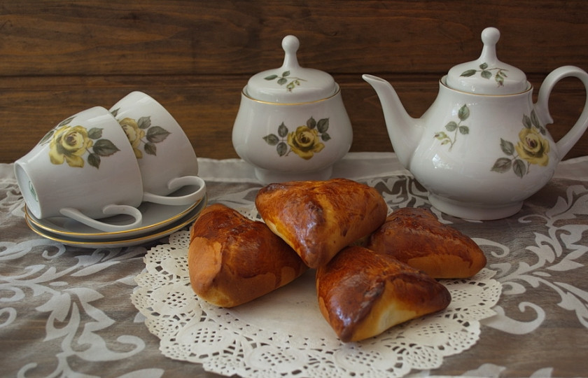 1. Этап. Дрожжевые пирожки с капустой: Так сформируйте все пирожки. Выложите их на застеленный пергаментом противень. Смажьте перед выпечкой все пирожки взбитым яйцом. Разогрейте духовку до 200 градусов. За это время пирожки поднимутся немного. Выпекайте пирожки до румяной корочки. Подайте к столу.