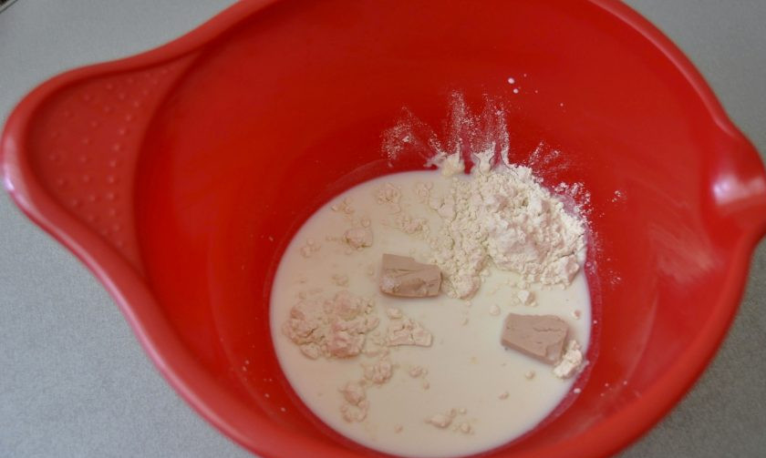 1. Этап. Кулич на молоке: В теплое молоко добавьте дрожжи, одну ст. ложку муки и одну ст. ложку сахарного песка от общего количества. Размешайте, накройте салфеткой, поставьте в теплое место для брожения на 15 минут.