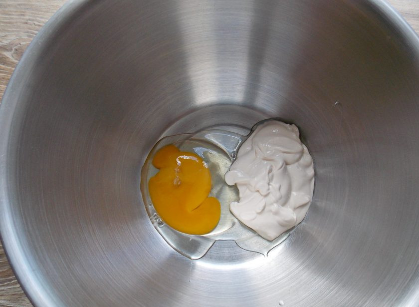 1. Этап. Капкейки Баунти: В чашу миксера выложите сметану и разбейте туда яйцо.