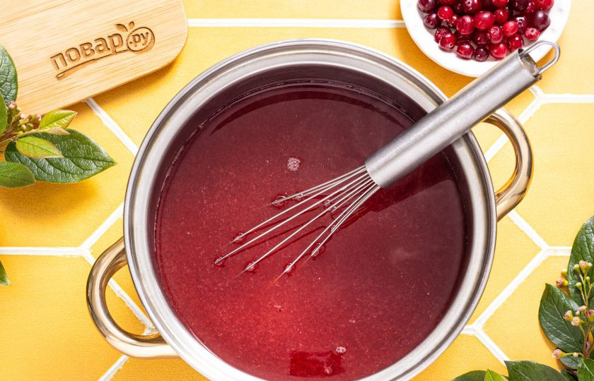 1. Этап. Клюквенный напиток: Затем добавьте клюквенное пюре, заваренный чай и апельсиновый сок. Еще раз перемешайте. Прогрейте пару минут и снимите с плиты.