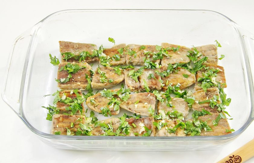 1. Этап. Баклажаны с мясом и овощами: Теперь выкладываем в любую подходящую форму для запекания слоями овощи с фаршем в таком порядке: часть баклажанов и зелени.