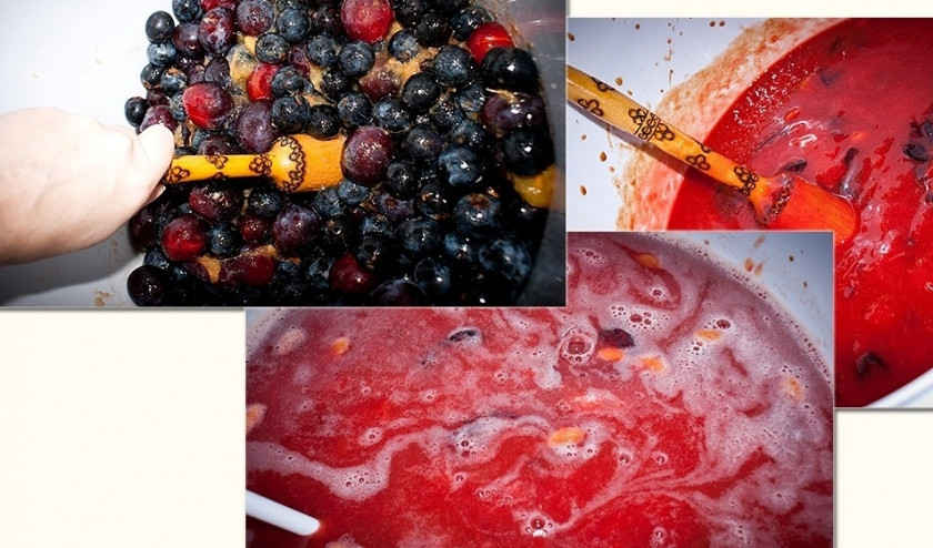 1. Этап. Вино из терновника: 2. Следующий этап - получение однородной массы из ягод. Для этого их нужно поместить в емкость и толочь вручную. В полученное пюре нужно добавить 1:1 чистую воду. Прикрыть марлей емкость и оставить пока в стороне. Когда на поверхности образуется пена и пузыри, это говорит о начале процесса брожения. Примерно на 5-10 день начнет отделяться мезга от смеси воды и сока. Это сигнал о том, чтобы начать процеживать вино в специальную емкость для брожения.