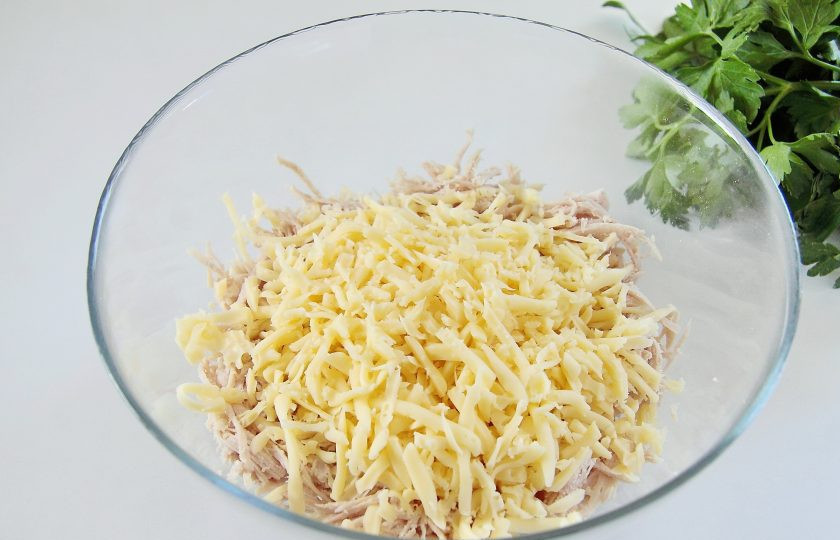 1. Этап. Салат из индейки с ананасом: Добавьте тертый крупно сыр.