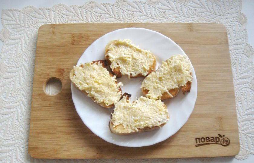 1. Этап. Бутерброды с яйцом и огурцом: Выложите сыр с чесноком и майонезом на ломтики хлеба.