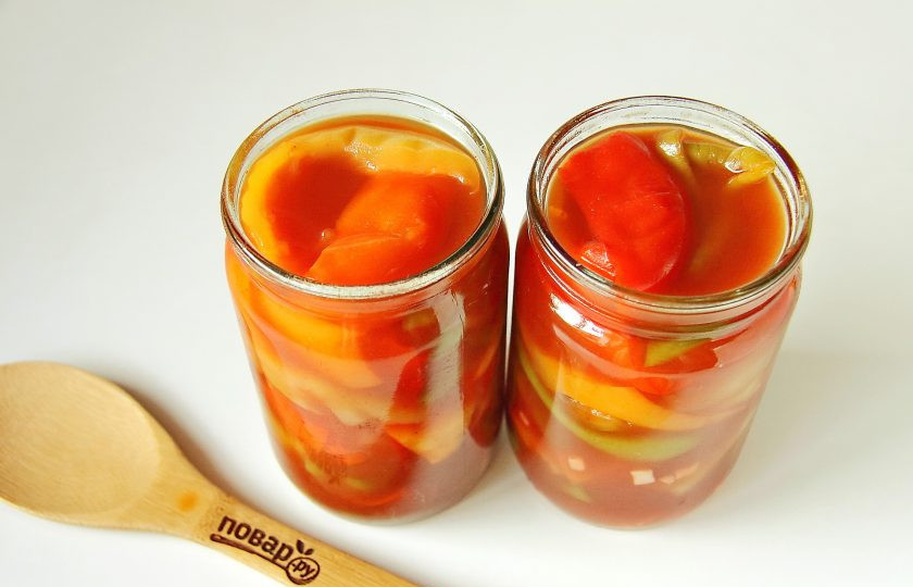 1. Этап. Лечо с томатным соком: Разложите горячее лечо по стерилизованным банкам и закрутите стерильными крышками. Из указанного количества выходит примерно две литровые банки. Остудив, перенесите готовое лечо с томатным соком в кладовую или погреб.