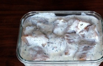 1. Этап. Диетический шашлык из индейки: Нарезанную подходящими для шампуров по размеру кусочками индейку выложите в маринад, хорошо перемешайте и оставьте мариноваться на 3 часа.