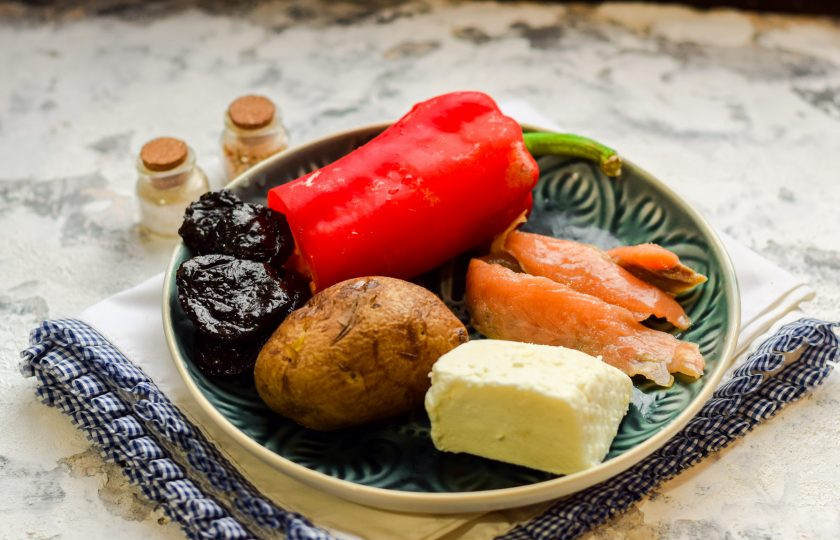 1. Этап. Салат Зимняя ночь: Подготовьте необходимые ингредиенты, картофель заранее отварите, лук замаринуйте в уксусе.