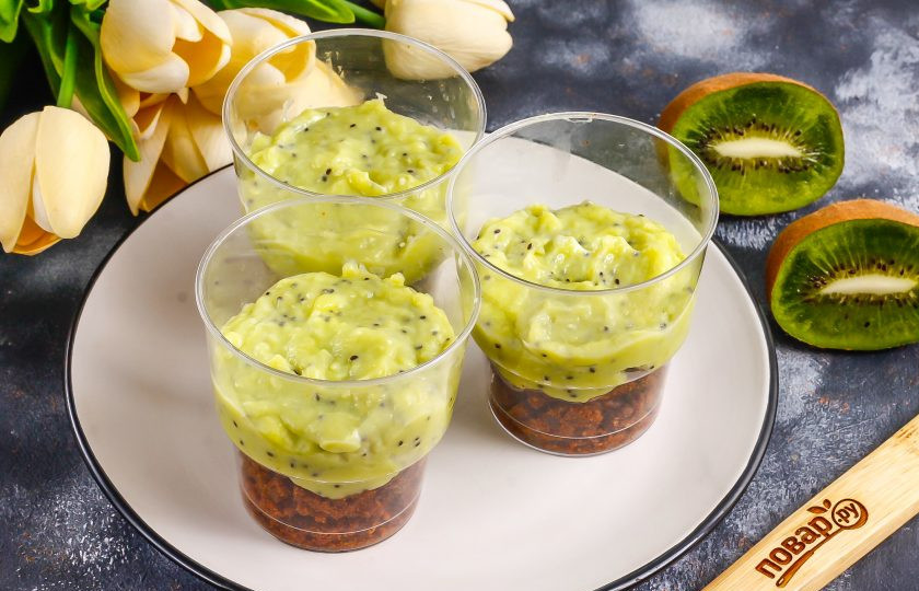 1. Этап. Трайфл с киви: Затем выложите в емкости джем из киви.