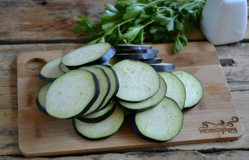 1. Этап. Аджапсандали по-грузински: Баклажаны нарежьте тоненькими кружочками и присолите. Оставьте на 20 минут, чтобы они пустили сок. Это поможет избавиться от характерной для них горечи.