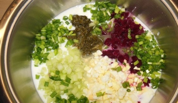 1. Этап. Холодник на кефире: Все ингредиенты соединить и залить кефиром. Добавить специи по вкусу.