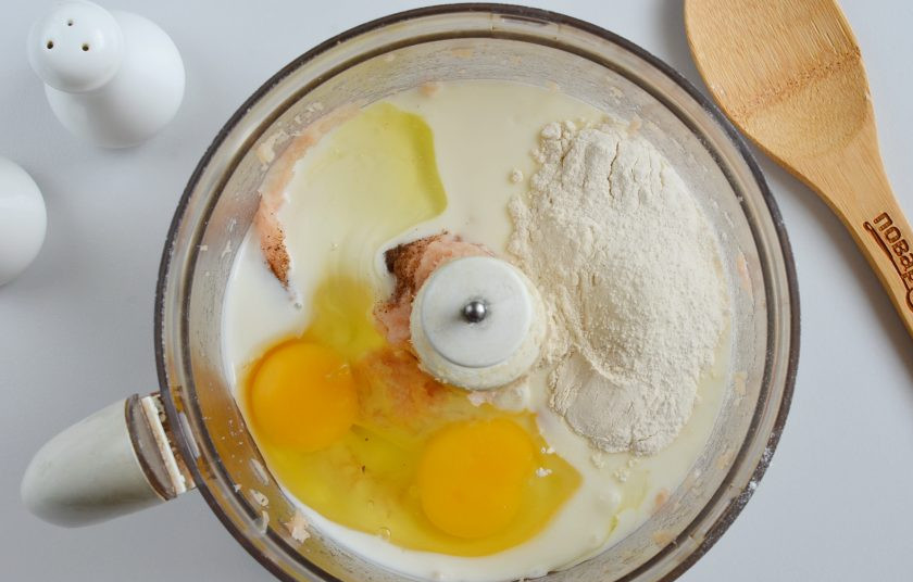 1. Этап. Закусочный торт для мужчин: Влейте кефир, добавьте яйца, муку, разрыхлитель. Включите комбайн и взбивайте массу до однородной консистенции.