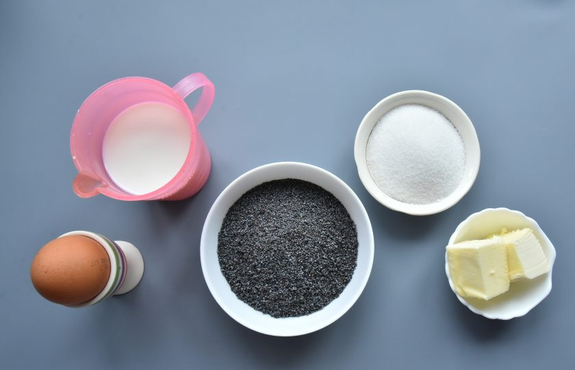 1. Этап. Краффин с маком: Подготовьте ингредиенты для маковой начинки. Для скрепления можно использовать яичный белок. Если у вас имеется переспелый банан его можно использовать вместо яичного белка. К тому же он придаст начинке объем и бесподобный аромат.