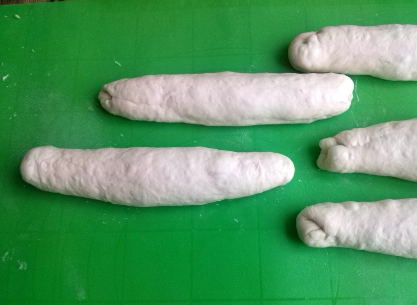 1. Этап. Багет классический: Раскатайте заготовки, начиная от середины, усиливая нажим к краям. Если тесто 