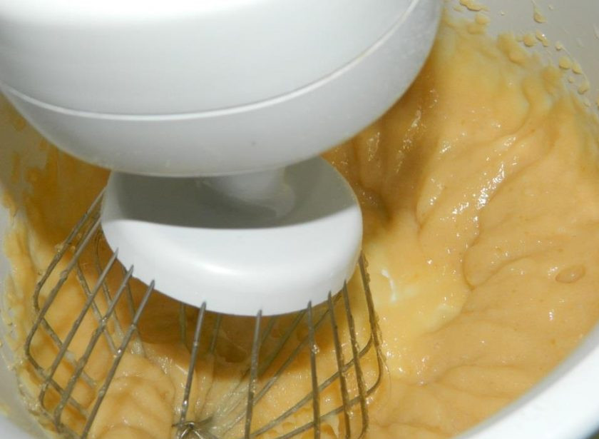 1. Этап. Торт Воздушный поцелуй: Добавьте сгущенку и гашеную соду. Замесите однородное тесто.