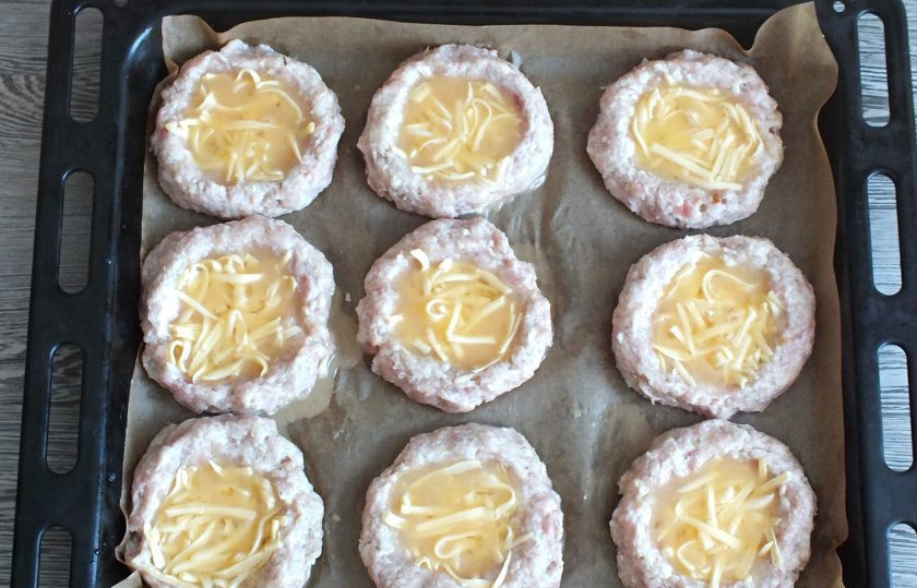 1. Этап. Мясные ватрушки с яйцом: Сверху залейте взбитыми яйцами. Мясные ватрушки поставьте в разогретую до 170 градусов духовку на 30-35 минут. Учитывайте особенности своей духовки.