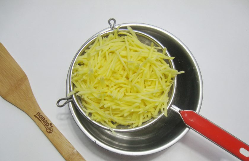 1. Этап. Салат Воронье гнездо: После откиньте картофель на сито. Теперь он не потемнеет.