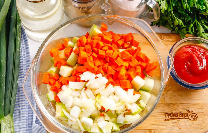 1. Этап. Кабачковая икра в микроволновке: Такими же кубиками нарежьте морковь и репчатый лук. Добавьте в емкость.