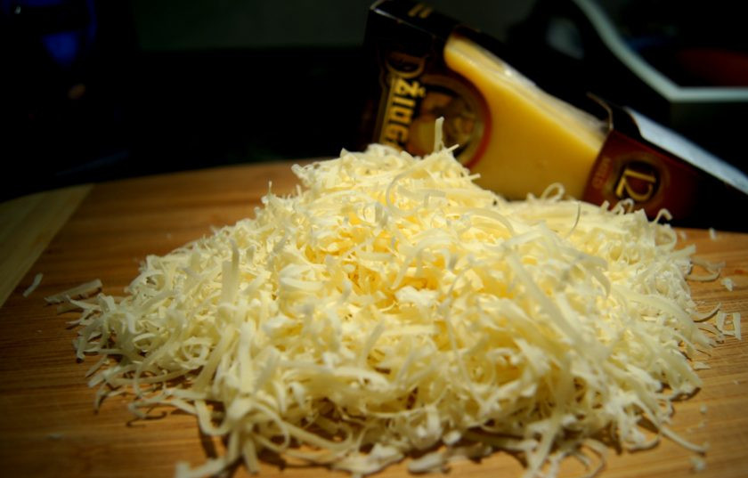 1. Этап. Сырная тарелочка: Для приготовления сырных тарелочек вам подойдет любой сорт твердого сыра. Натрите его на крупной терке.